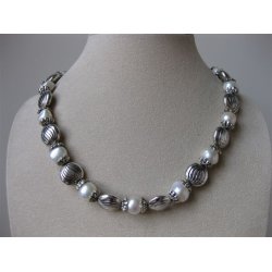 Halsk&aelig;de med perler