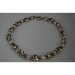 Halsk&aelig;de med perler