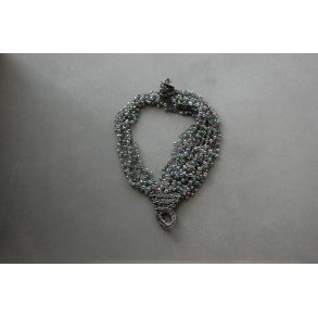 Armb&aring;nd med krystaller i kvyttet stof